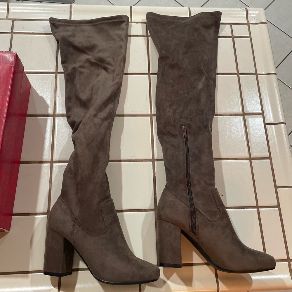 Carlos Santana size 8.5 M knee length boots in brown color